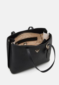 Sort tekstureret tote bag med guldfarvet hardware, stor åbning og lys inderside. Har indvendige lommer og en nøglering.