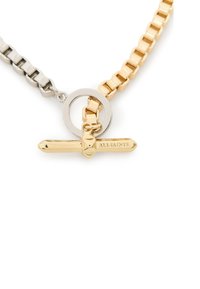 Collar de cadena de metal en tonos plateado y dorado con diseño de eslabones entrelazados, que presenta un cierre circular y un acento de barra grabado con "ALLSAINTS."