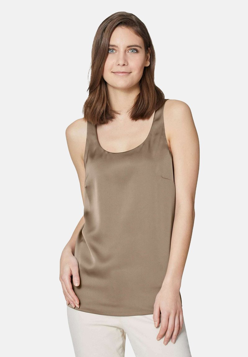 Satijnen bruine tanktop met een ronde hals, lichte glans en een relaxte pasvorm, gecombineerd met lichtgekleurde broeken.