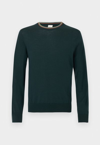 Pull vert foncé en tissu léger avec un col rond, des manches longues et un accent rayé multicolore sur le col.