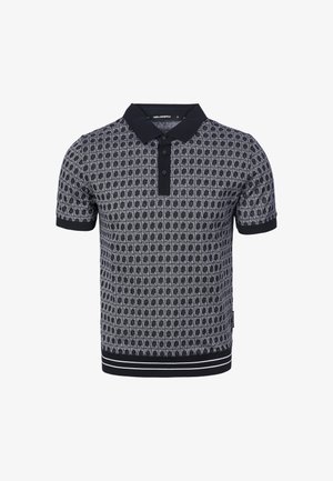 Černé polo tričko s krátkým rukávem s bílým geometrickým vzorem, jednobarevným černým límcem a manžetami a dvojitými bílými proužky na lemu.