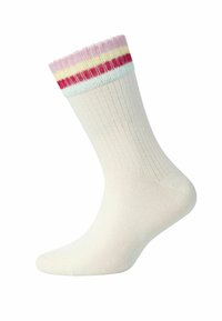 Hvide ribbede ankelstrømper med pastelfarvede striber i pink, gul, rød og lysblå ved kanten, præsenteret på en hvid baggrund.