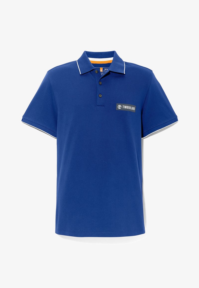 Niebieska koszulka polo z krótkim rękawem, z białym wykończeniem kołnierzyka i rękawów, trzema guzikami oraz logo Timberland na piersi.