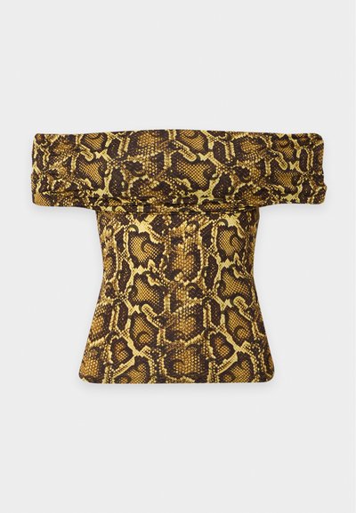 Top épaules dénudées avec motif serpent marron et jaune, plié au niveau de l'encolure, présenté sur un fond clair uni.