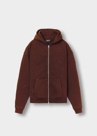 Braune Zip-Hoodie aus weichem Material, mit Bauchtasche, Kapuze und gerippten Bündchen. Schlichtes Design mit minimalem Branding am Ärmel.