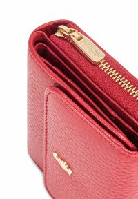 Czerwony skórzany portfel o teksturowanej powierzchni, ze złotym suwakiem i akcentem logo. Posiada wiele przegródek na karty oraz zamykaną na zamek kieszeń.
