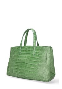 Borsa tote verde in pelle con texture a coccodrillo, dotata di due manici, caratterizzata da un design strutturato e una superficie testurizzata. Dimensione versatile per l'uso quotidiano.