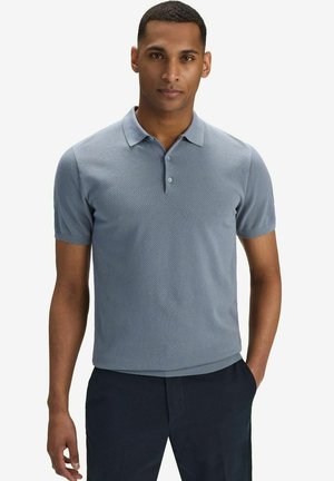 Lyseblå polo t-shirt med korte ærmer, struktureret stof og to-knaps lukning. Har en klassisk krave og ribbet kant.