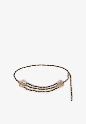 Sort flettet bælte med metaliske rosaguld-accenter, der har to roselignende udsmykninger og justerbar længde via en løkke.