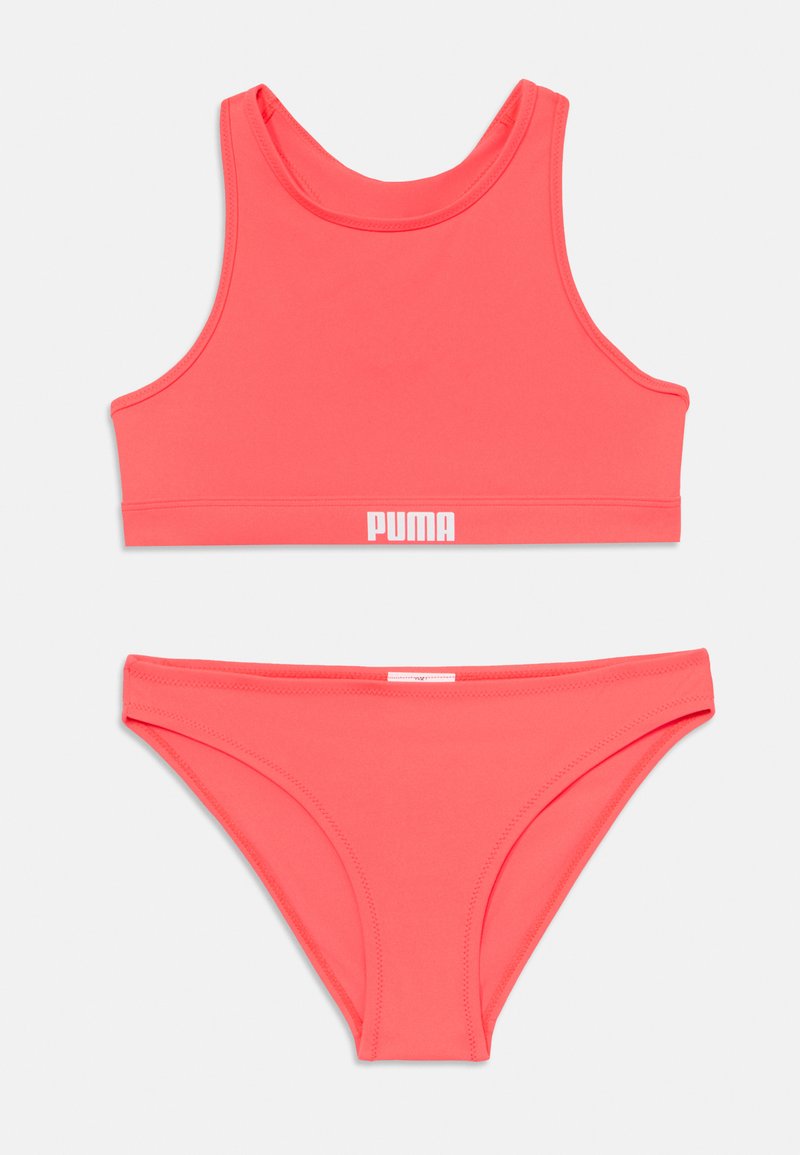 Conjunto de biquíni cor-de-rosa coral, featuring uma parte superior tipo top cropped sem mangas com decote redondo e logo, combinado com parte de baixo de cintura baixa. Textura suave.