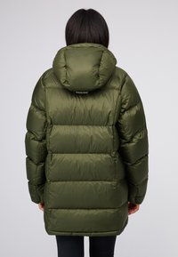 Giacca puffer verde oliva con cappuccio, caratterizzata da un design trapuntato, una consistenza liscia e polsini elasticizzati per calore e comfort.