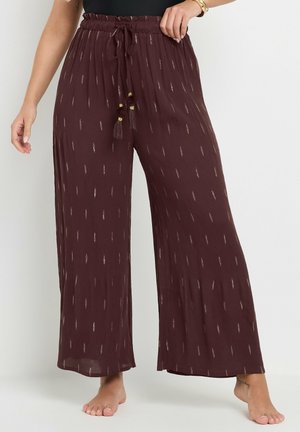 Pantalons larges bordeaux en tissu léger, avec une taille à cordon de serrage, des franges et un motif métallique subtil sur l'ensemble.