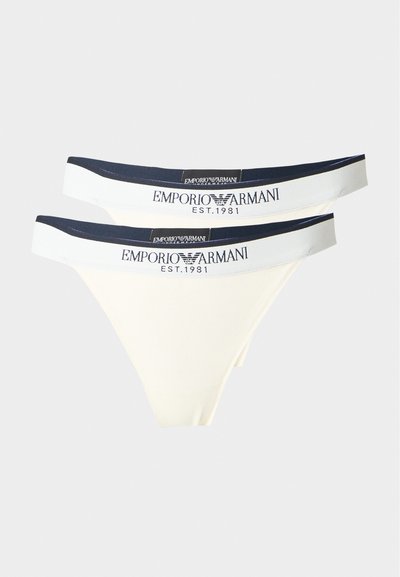 Δύο λευκά γυναικεία εσώρουχα Emporio Armani σε στυλ στρινγκ με μπλε σκούρο ελαστικό κορδόνι στη μέση που φέρει το όνομα και το λογότυπο της μάρκας μαύρα.