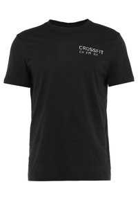 Černé bavlněné tričko s krátkými rukávy, s nápisem "CROSSFIT CV FM HI" v bílém písmu na levé straně. Klasický design s kulatým výstřihem.