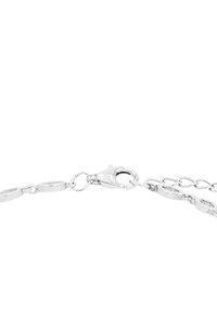 Silverfärgad länkarmband med avlånga ovala länkar och en säker kräftklämma. Lätt texturerad yta för extra detalj.