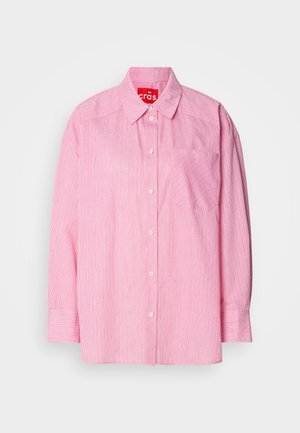 Rosa skjorte med knapper som har hvite vertikale striper, en brystlomme, og lange ermer med knapper på mansjettene. Laget av lett stoff.