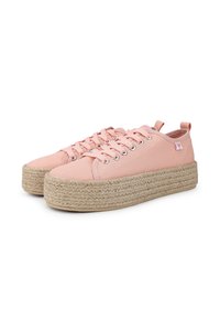 Baskets en toile roses avec une semelle en jute tressé. Présentent des œillets métalliques, un design à lacets et une petite étiquette de logo sur le côté.