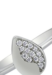 Bague en argent avec un motif de feuille, finition lisse et accents en cristal disposés en motif incurvé d'un côté.