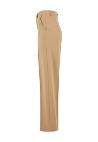 Beige op maat gemaakte broek met een rechte pijpdesign, twee voorplooien, ceintuurlussen en zijzakken; gladde textuur en middelgewicht stof.
