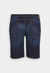 Pantalones cortos de denim en azul oscuro con una parte inferior desgastada, dos bolsillos traseros con costuras curvas y un dobladillo limpio.