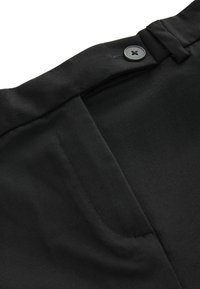 Schwarze Hosen mit glatter Textur, Knopfverschluss und schrägen Fronttaschen, mit sauberem Nähen und taillierter Passform.