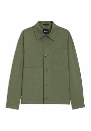 Giacca verde oliva con tessuto testurizzato, dotata di colletto a revers, due tasche sul petto e chiusura con bottoni sul davanti.