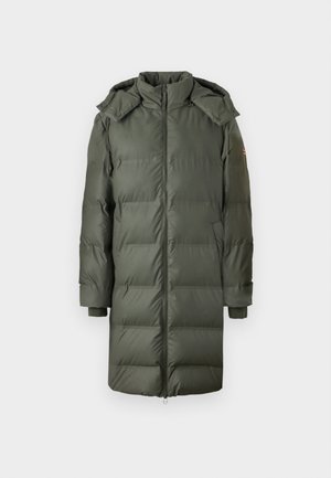 Duga, izolirana puffer jakna u tamno maslinastoj boji. Sadrži visok ovratnik, zatvaranje na zip, kapu i rebraste manžete. Glatka tekstura s ušitima panelima.