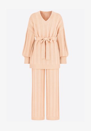 Gestricktes Lounge-Set in weichem Pfirsich, mit einem V-Ausschnitt-Oberteil mit geripptem Strukturmuster und weiten Ärmeln, in der Taille mit einem passenden Gürtel geschnürt.