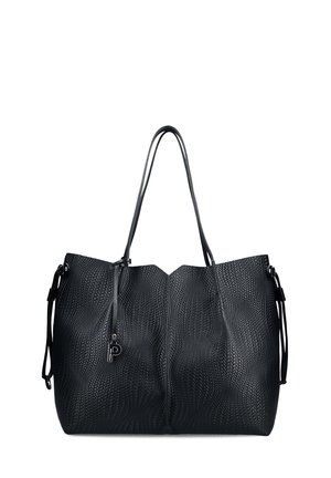 Zwarte geweven leren tote bag met dubbele schouderbanden en een klein hangend letter P-charm aan de voorkant links.