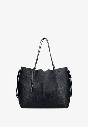 Zwarte geweven leren tote bag met dubbele schouderbanden en een klein hangend letter P-charm aan de voorkant links.