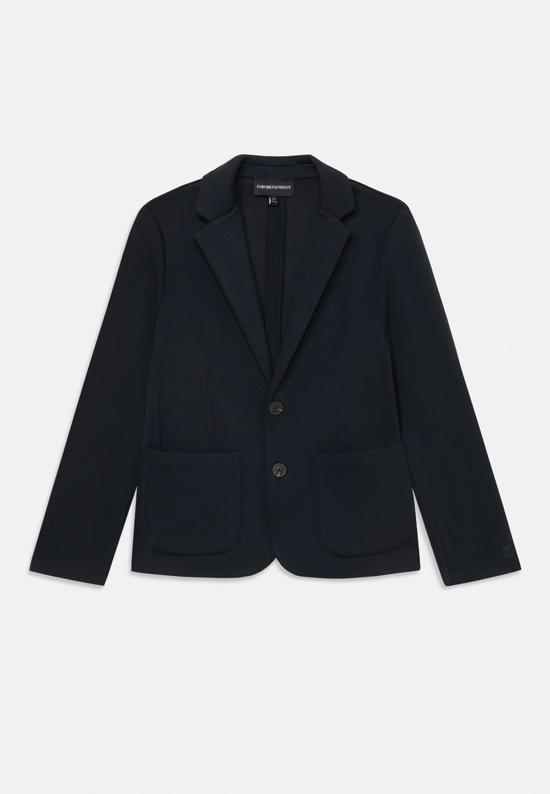 Blazer azul escuro feito de tecido macio, com lapela notched, dois bolsos frontais e fecho de botão único.