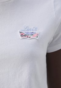 Levi's® THE PERFECT TEE - Marškinėliai su spaudiniu - bright white