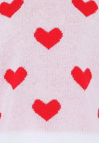 Strickpullover mit hellrotem Hintergrund, der mit mehreren roten Herzmustern verziert ist, aus strukturiertem Stoff und mit einem weißen Rippenbund.