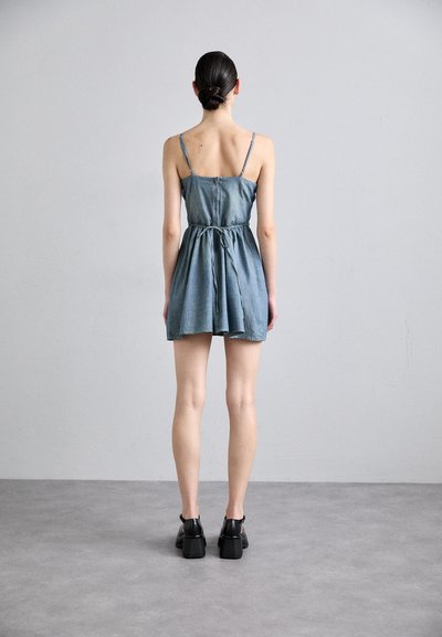 RE/DONE GATHERED DRESS - Haljina od trapera - paradise cove
