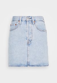 Mini-jupe en denim bleu clair avec une taille cintrée, fermeture boutonnée à l'avant et décoloration subtile. Dispose d'un design classique à cinq poches et d'un ourlet effiloché.