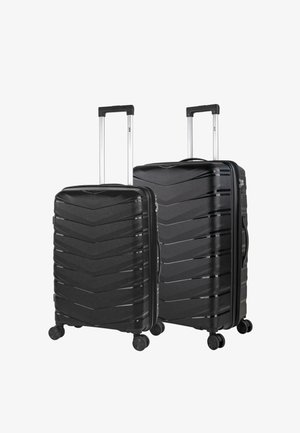 Dos maletas rígidas negras con un diseño en espiga, equipadas con asas retráctiles y cuatro ruedas para facilitar su movilidad. La maleta más grande está al fondo.