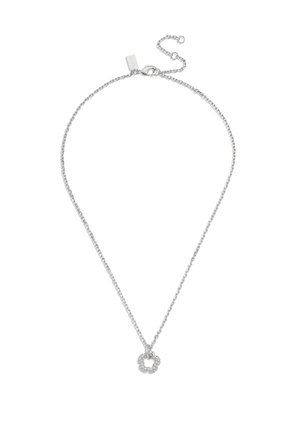Collier en chaîne en argent avec un pendentif circulaire orné de détails scintillants, présentant un design de maillons délicats et texturés, et une fermeture ajustable.