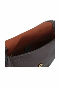 Braune Lederhandtasche mit strukturiertem Äußeren, goldenen Metallteilen und einem braunen Stoffinnenteil mit einer Reißverschlusstasche.