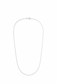 Collana sottile in argento con maglie a scatola e chiusura a molla su uno sfondo bianco.