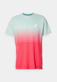 Kortermet treningsskjorte med gradient fra lys grønn til rosarosa, laget av pustende stoff med nettdetaljer og logopreg.