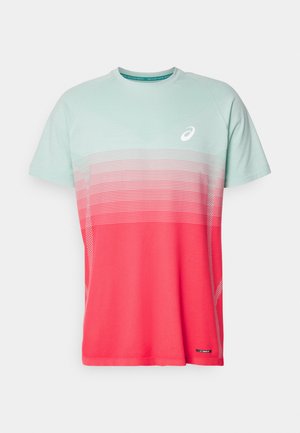 Kortermet treningsskjorte med gradient fra lys grønn til rosarosa, laget av pustende stoff med nettdetaljer og logopreg.