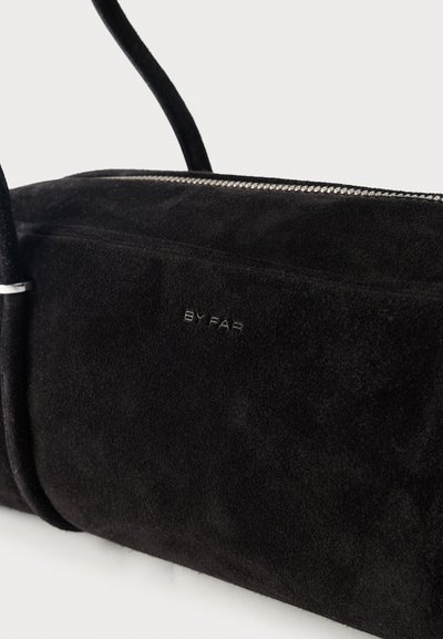 Μαύρη σουέντ τσάντα χειρός με ασημένιο φερμουάρ και λογότυπο "BY FAR" στο μπροστινό μέρος, με στρογγυλή λαβή και απαλή υφή.