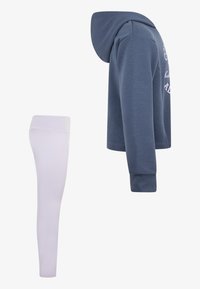 Marineblå hettegenser med hvit grafisk trykk og rosa leggings. Genseren har en cropped design og ribbede mansjetter.