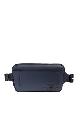 Riñonera de cuero azul marino con bolsillo delantero con cremallera, correa negra ajustable y parche con logo negro en la esquina frontal derecha.