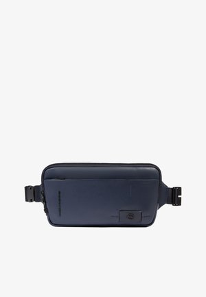 Riñonera de cuero azul marino con bolsillo delantero con cremallera, correa negra ajustable y parche con logo negro en la esquina frontal derecha.