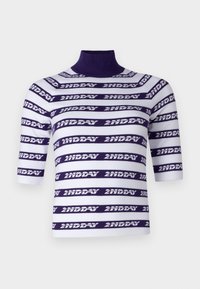 Maglia a maniche corte lavorata a maglia con collo alto, caratterizzata da righe orizzontali bianche e viola decorate con il testo "2ND DAY."