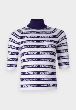 Kurzes, gestricktes Oberteil mit Hochkragen, das mit horizontalen weißen und lila Streifen verziert ist, auf denen der Text "2ND DAY" steht.