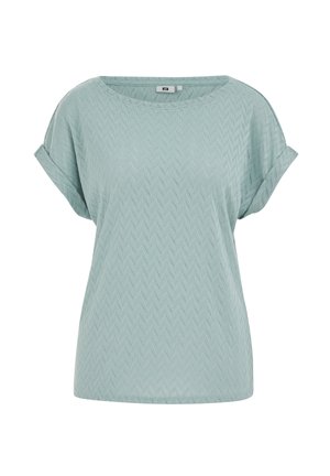 Lichtblauwe blouse met korte mouwen, subtiel chevron kantpatroon en opgerolde manchetten, met een afgeronde halslijn.