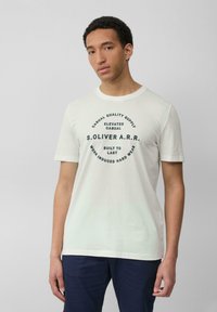 Witte katoenen T-shirt met ronde hals en marineblauwe tekst. Beschikt over een cirkelvormige afdruk met de merknaam en zinnen. Korte mouwen, ontspannen pasvorm.