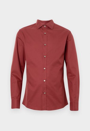 Camisa de manga longa em vermelho profundo, feita de algodão, com fecho de botão à frente, gola pontuda e botões prateados. Textura suave.